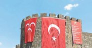 Diyarbakır surlarına MHP ve Türk bayrakları asıldı