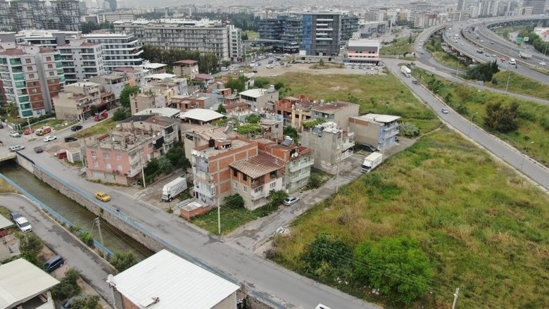 izmirde-bornova-belediyesinin-imar-planina-mahalleli-isyan-etti-evlerimiz-muteahhitlere-peskes-cekiliyor-1778399426919.jpeg