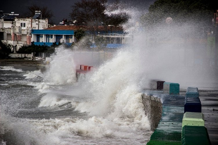 Kuzey Ege’de lodos hayatı felç etti