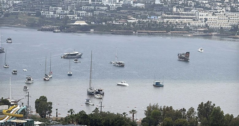 Bodrum’da sağanak etkili oldu; denizin rengi değişti