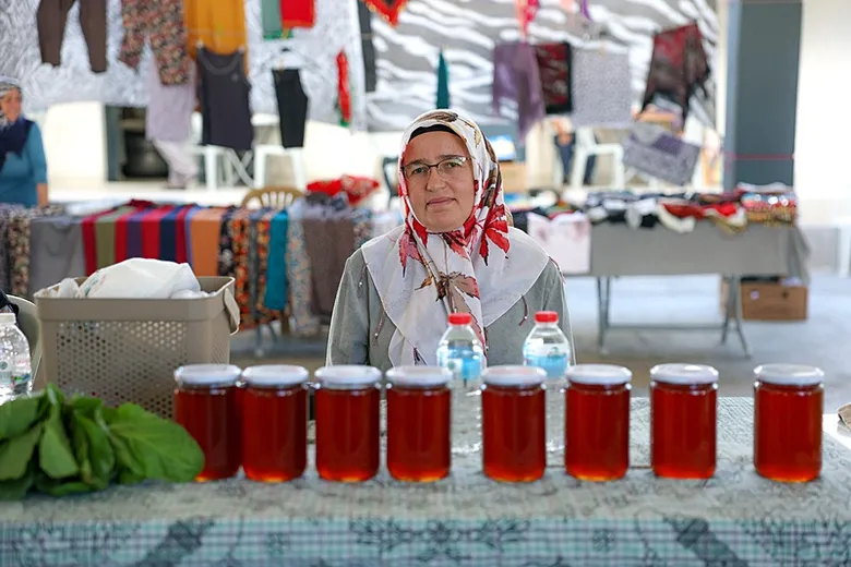 izmirliler-burayi-bilmiyorsa-cok-sey-kaciriyor-kesfedilmeyi-bekleyen-pazarda-kendi-urettiklerini-tezgaha-cikar-1788874109717.png