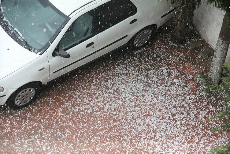 Balıkesir’de dolu hayatı felç etti