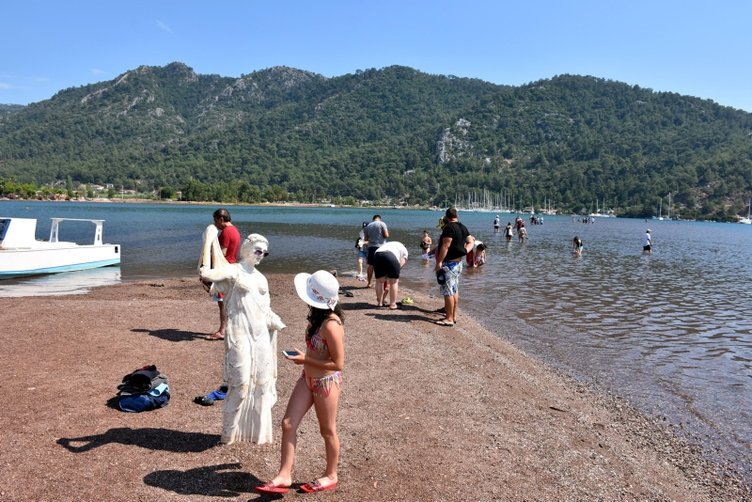 Muğla’nın Marmaris ilçesindeki Kızkumu Plajı’na turist yağıyor! Kızkumu efsanesi nedir? İşte detaylar...