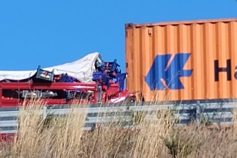 İzmir’de kamyon TIR’a arkadan çarptı: 1 ölü