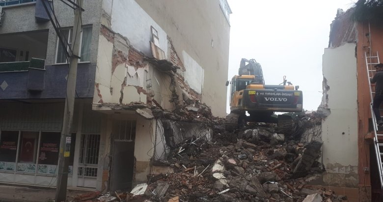 Balıkesir’de yıkım yapan iş makinesi yandaki binanın duvarını deldi