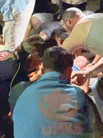 Otomobil ile traktör kafa kafaya çarpıştı