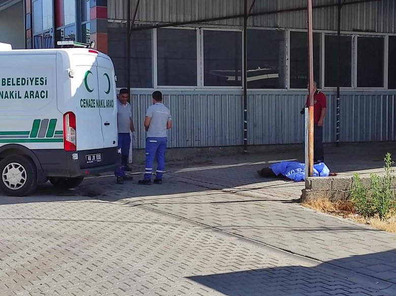 Sabah işe gelen esnaf kanlar içindeki cesedi görünce şoke oldu