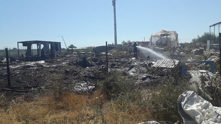 İzmir Çiğli’de, otluk alanda başlayan yangın iş yerine sıçradı