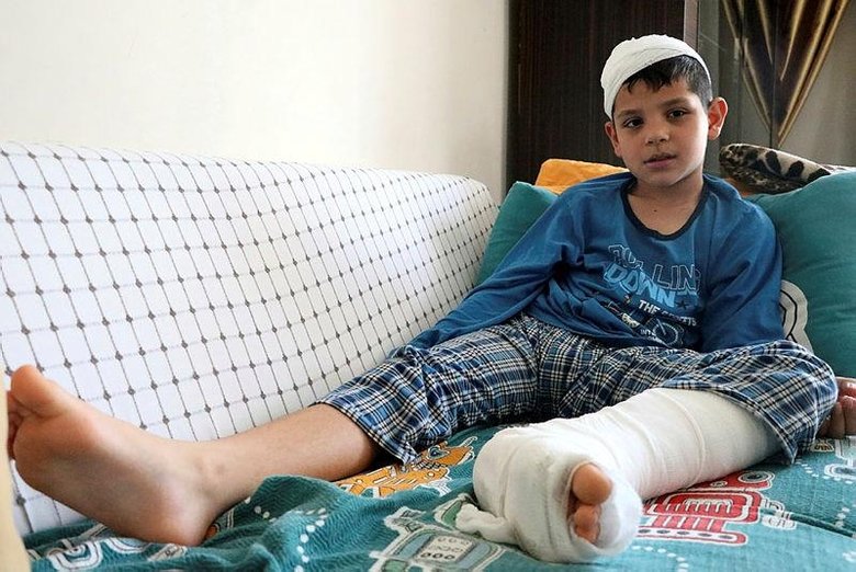 İzmir’de apartmanın bahçesine düşen otomobilin altından çıkarılan çocuk o anları unutamıyor