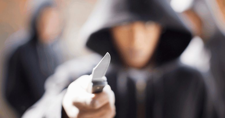 Lise öğrencisi, okul arkadaşı ile ağabeyini bıçakla yaraladı