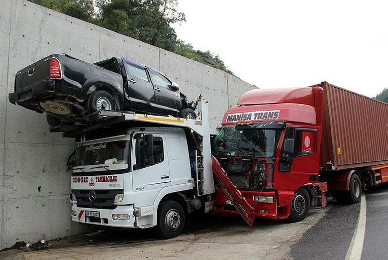 Manisa’da tünel çıkışı zincirleme kaza! Ortalık savaş alanına döndü