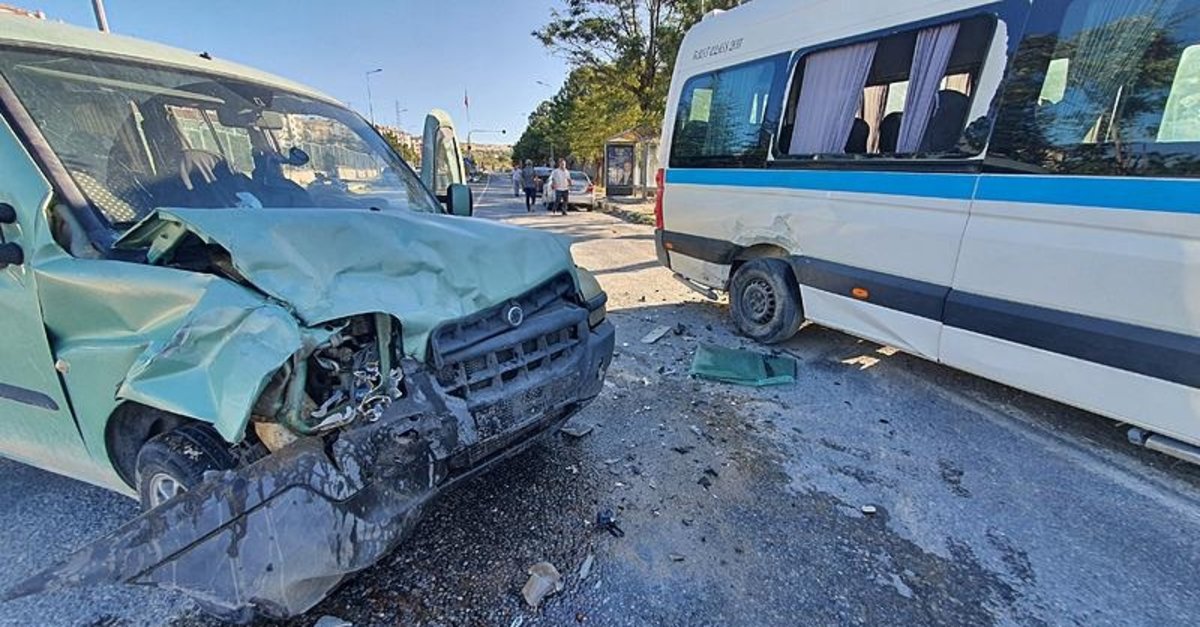 Manisa'da feci kaza! Öğrencileri taşıyan servis kazaya karıştı: 9 yaralı