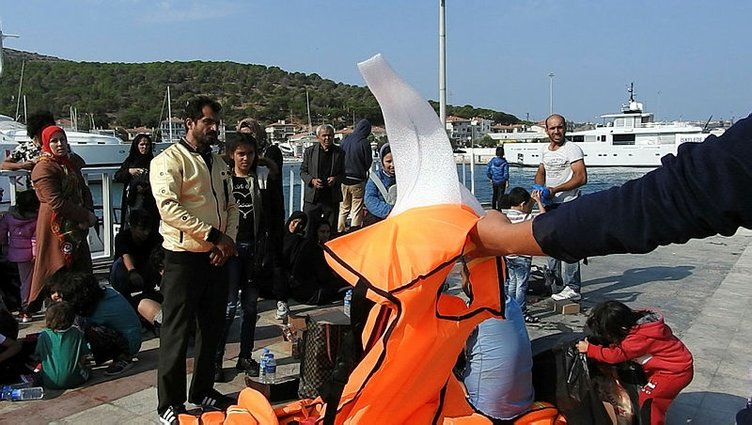 İzmir Çeşme’de 6 şişme botta 236 kaçak göçmen yakalandı! Can yelekleri şok etti