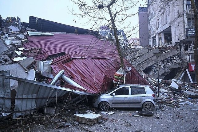 Enkaz altındakiler ne kadar dayanabilir? Hayatta kalma süresi nedir? ZAMANA KARŞI YARIŞ!