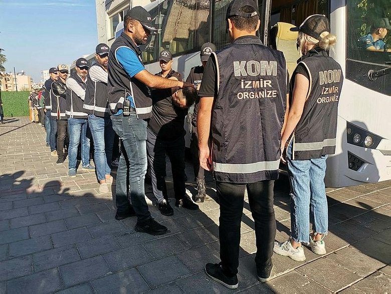 İzmir’de çökertilen Aktaşlar suç örgütünün üyeleri adliyeye böyle getirildi