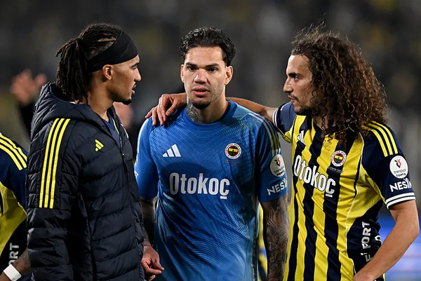 taraftar-topa-tutmustu-fenerbahcede-ederson-icin-son-karar-tedescoya-yapilan-ona-yapilmayacak-1777704293561.png