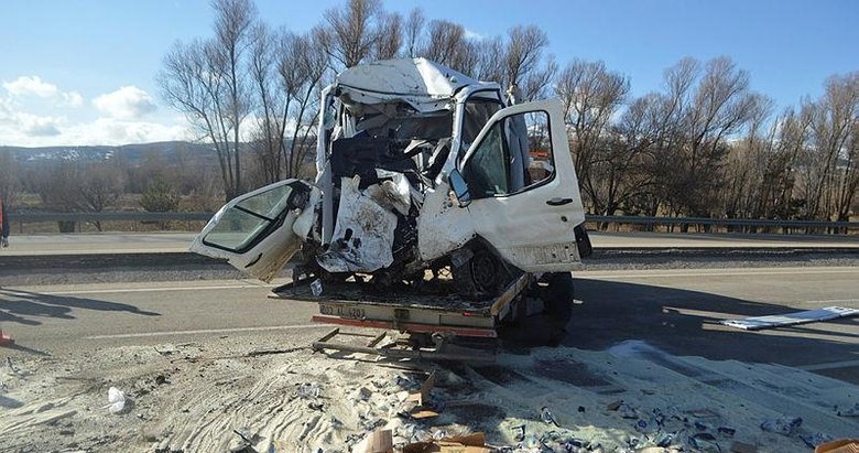 Afyonkarahisar’da feci kaza! Kamyonet paramparça oldu