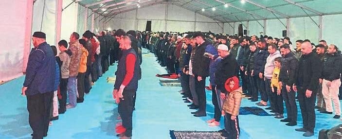 Deprem bölgesindeki çadırlarda ilk teravih