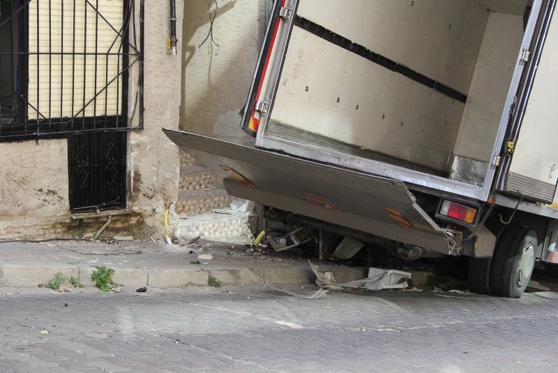 İzmir’de ortalığı savaş alanına çeviren kaza! Freni boşalan kamyon doğalgaz borusuna çarptı