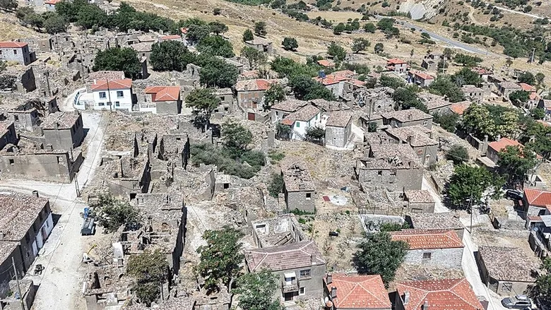 gokceadada-hayalet-koy-250-yillik-rum-evleri-havadan-goruntulendi-1787729098254.jpeg