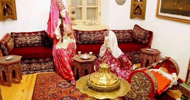 Osmanlı kıyafetlerini müzesinde sergiliyor