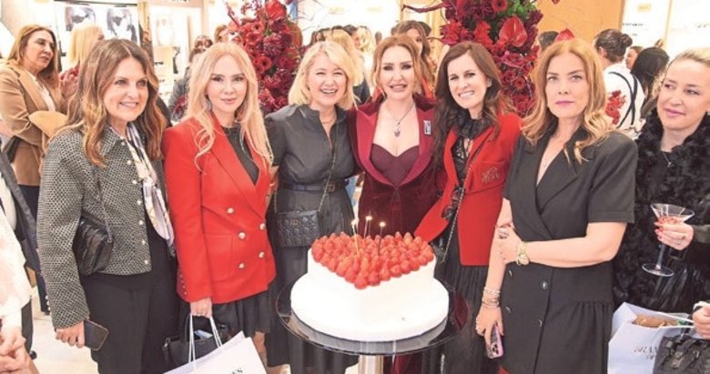 2026 gözlük tasarımları İzmir cemiyeti ile buluştu