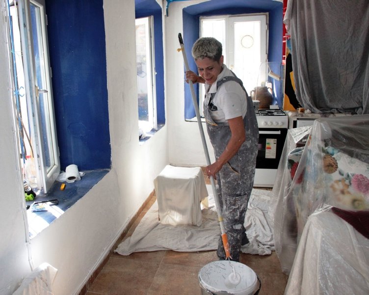 Muğla’da üst düzey yöneticiliği bırakan kadın boyacı oldu