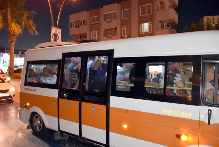 Muğla’da şok eden görüntü! 16 yolcu kapasiteli bir minibüsten 29 yolcu çıktı!