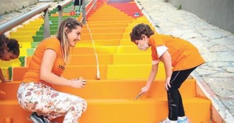 Konak merdivenleri turuncuya boyandı