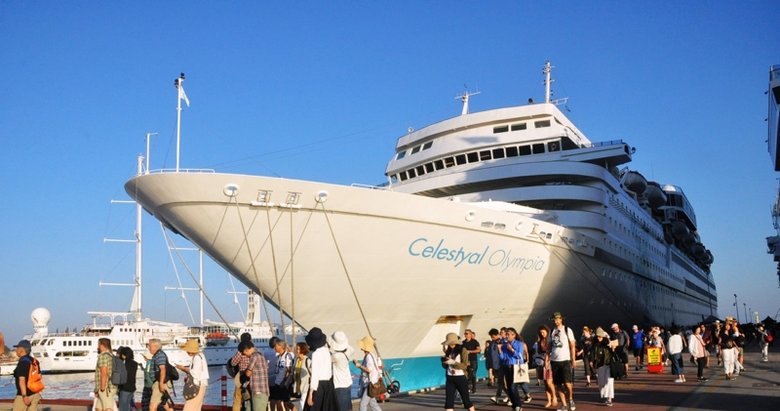 Kuşadası’na üç kruvaziyer geldi