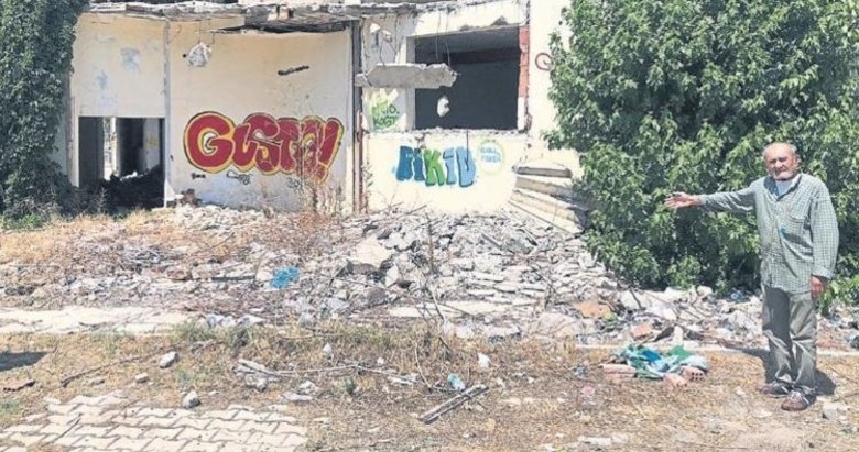 İzmir’de KOAH hastası sokağı kendisi temizliyor