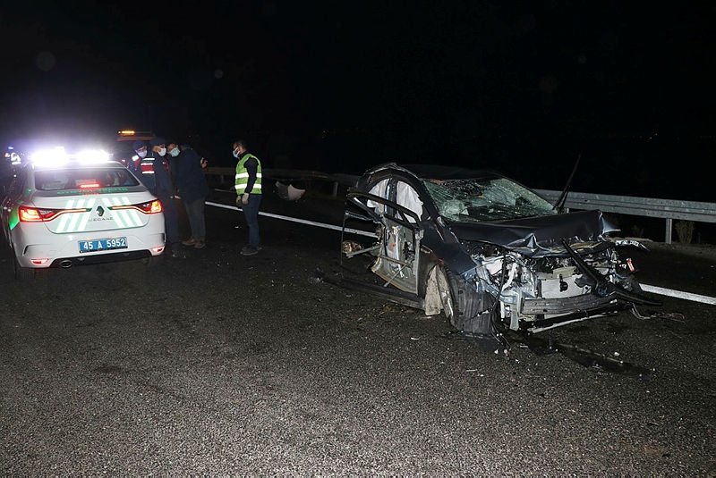 İzmir-İstanbul Otoyolu’ndaki kazada ikiye bölünen otomobilden yara almadan kurtuldu