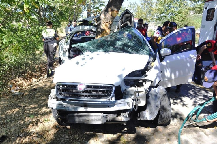 Muğla’da otomobil ağaca çarptı: 2 ölü