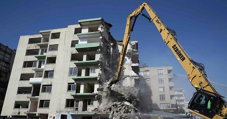 İzmir’deki yatık binalarda yıkım başladı