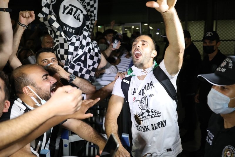 18 yıl sonra Süper Lig’e çıkan Altay, İzmir’de coşkuyla karşılandı
