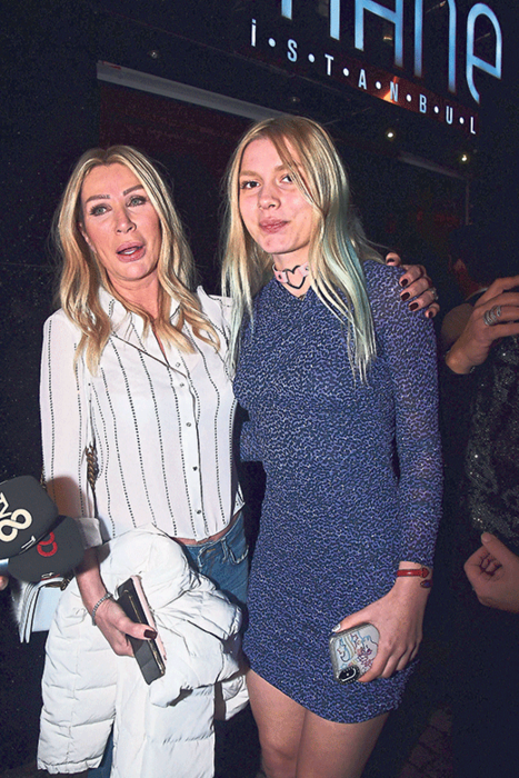 Demet Akalın ile boşandığı eşi Okan Kurt’un 8. yıl kutlamasına yıldız yağdı!