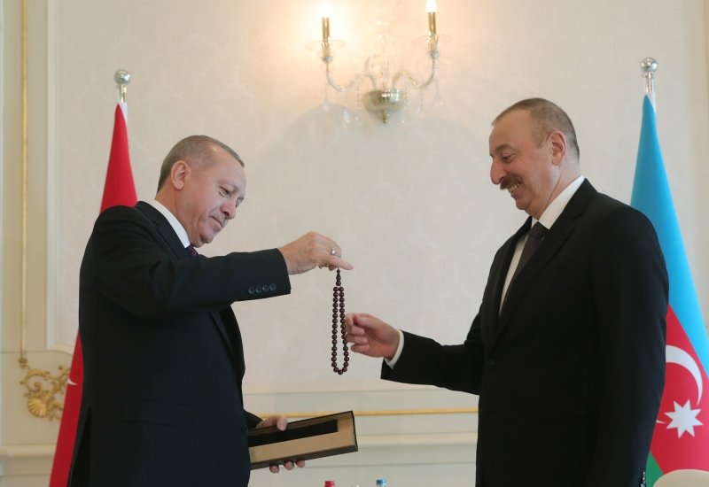 Başkan Erdoğan Azerbaycan’da mevkidaşı Aliyev’e tesbih hediye etti