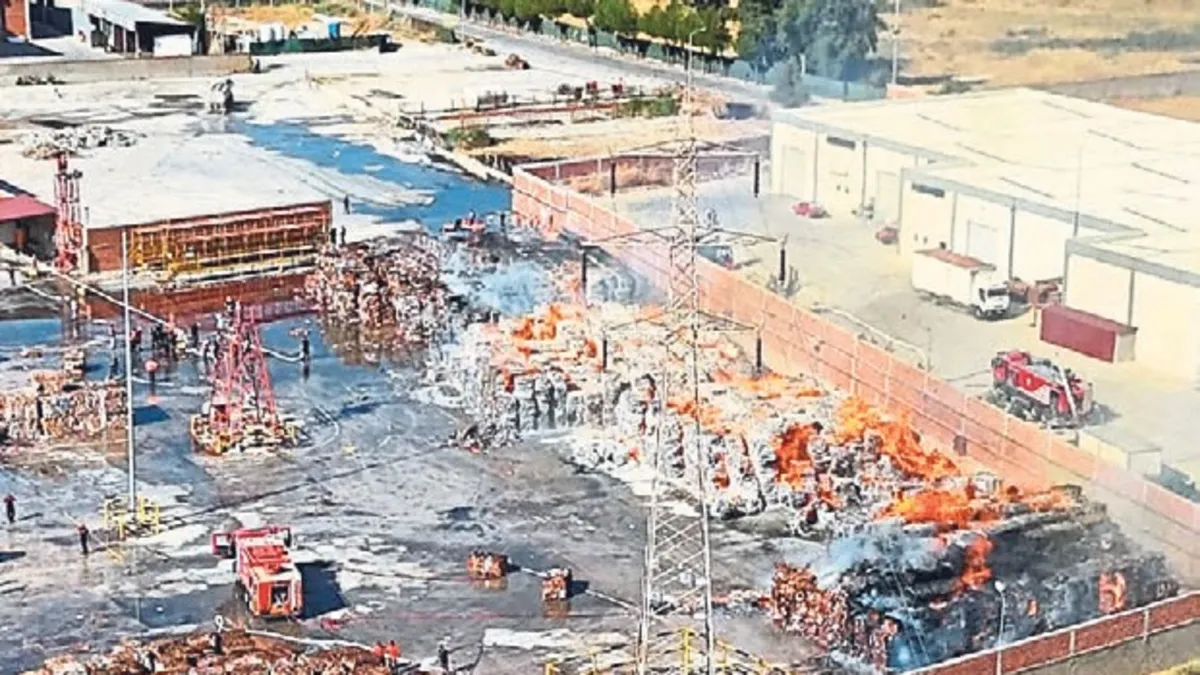 Tire’de kâğıt fabrikasının hurda deposu küle döndü