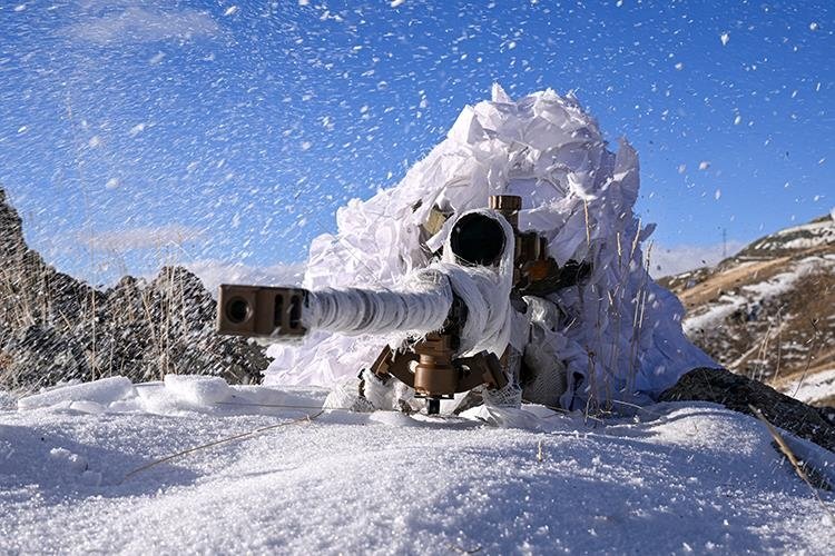 Sınırdaki karlı dağlarda dondurucu soğukta vatan nöbeti tutuyorlar