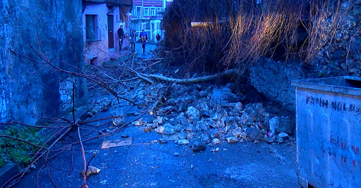 Fatih'te istinat duvarı çöktü!