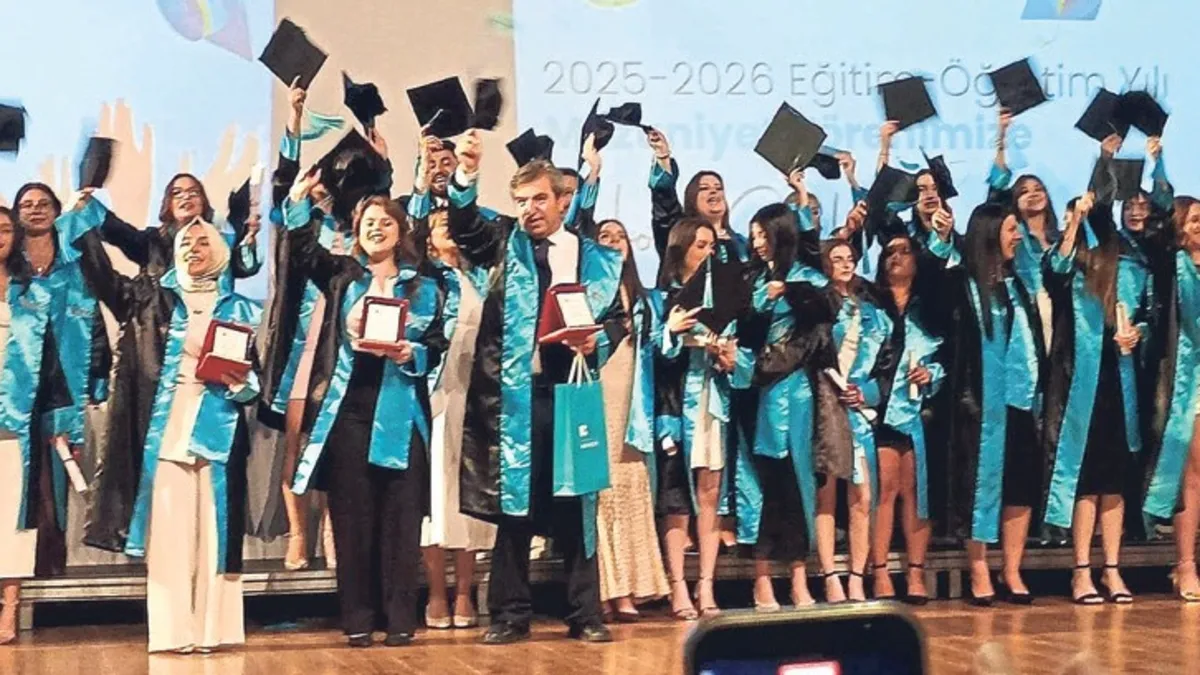 Oğluyla başladığı üniversiteden birincilikle mezun oldu
