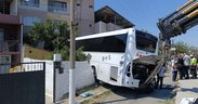 Aydın’da kontrolden çıkan yolcu otobüsü apartmana çarptı:1 ölü, 13 yaralı