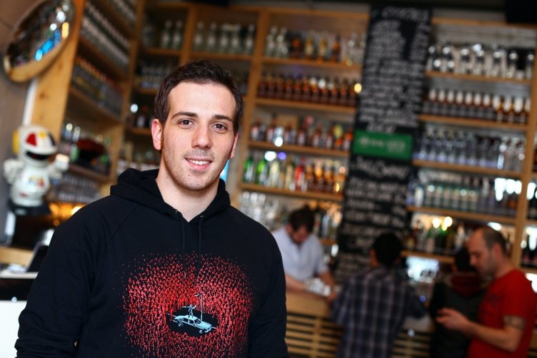 Emre Yetim’e kız arkadaşından ’çekirdek ’dayağı!