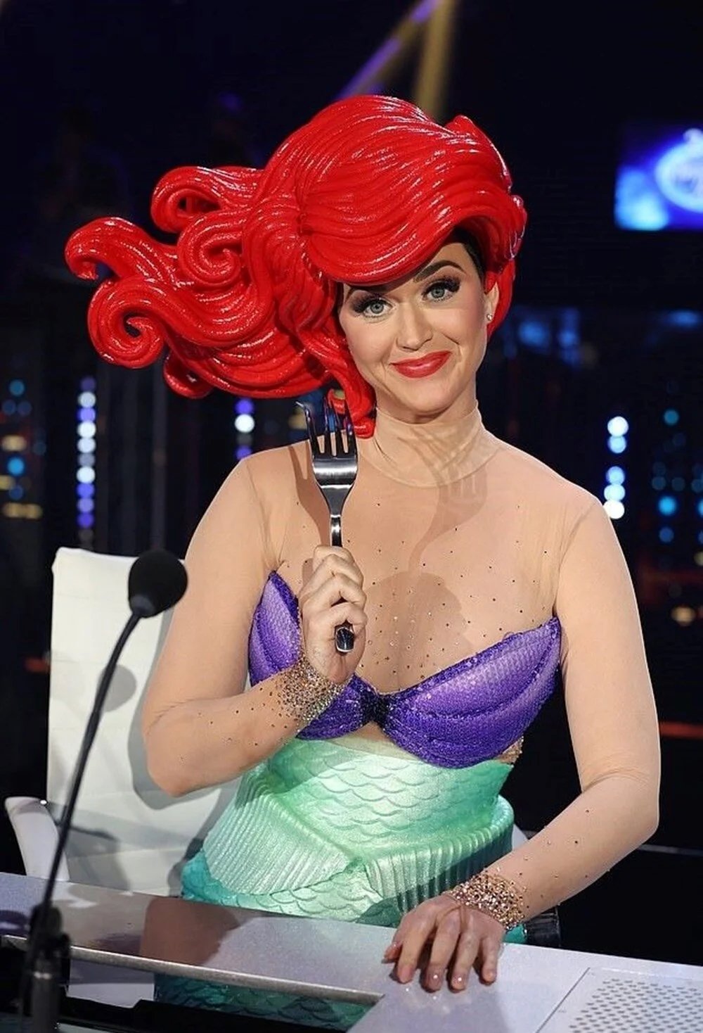 Katy Perry canlı yayında yere kapaklandı