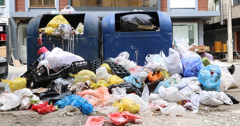 İzmir Buca’da bazı sokaklarda çöp dağları oluştu