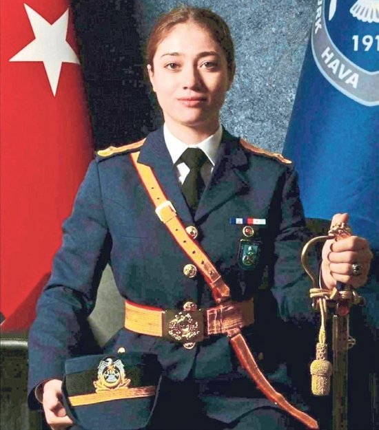 İzmir seninle gurur duyuyor! Kemalpaşalı İkra, Hava Harp Okulu’nu birincilikle bitirdi