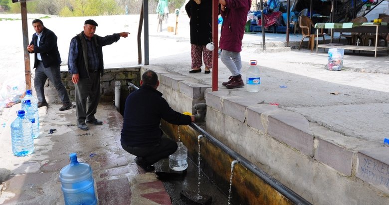 Manisa’daki şifalı suyun yolu kapatılmasına rağmen aldırış eden olmadı