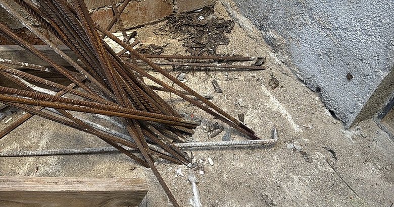 Kütahya’da demir faciası! Babasının çatıdan attığı inşaat demiri başına isabet etti