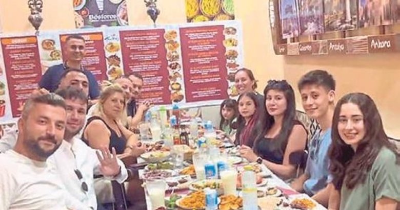 Arda, ailesi ve sevgilisiyle yemek yedi