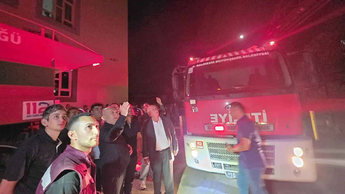 Balıkesir'de iki katlı binada korkutan yangın: Üst kat tamamen kullanılamaz hale geldi!